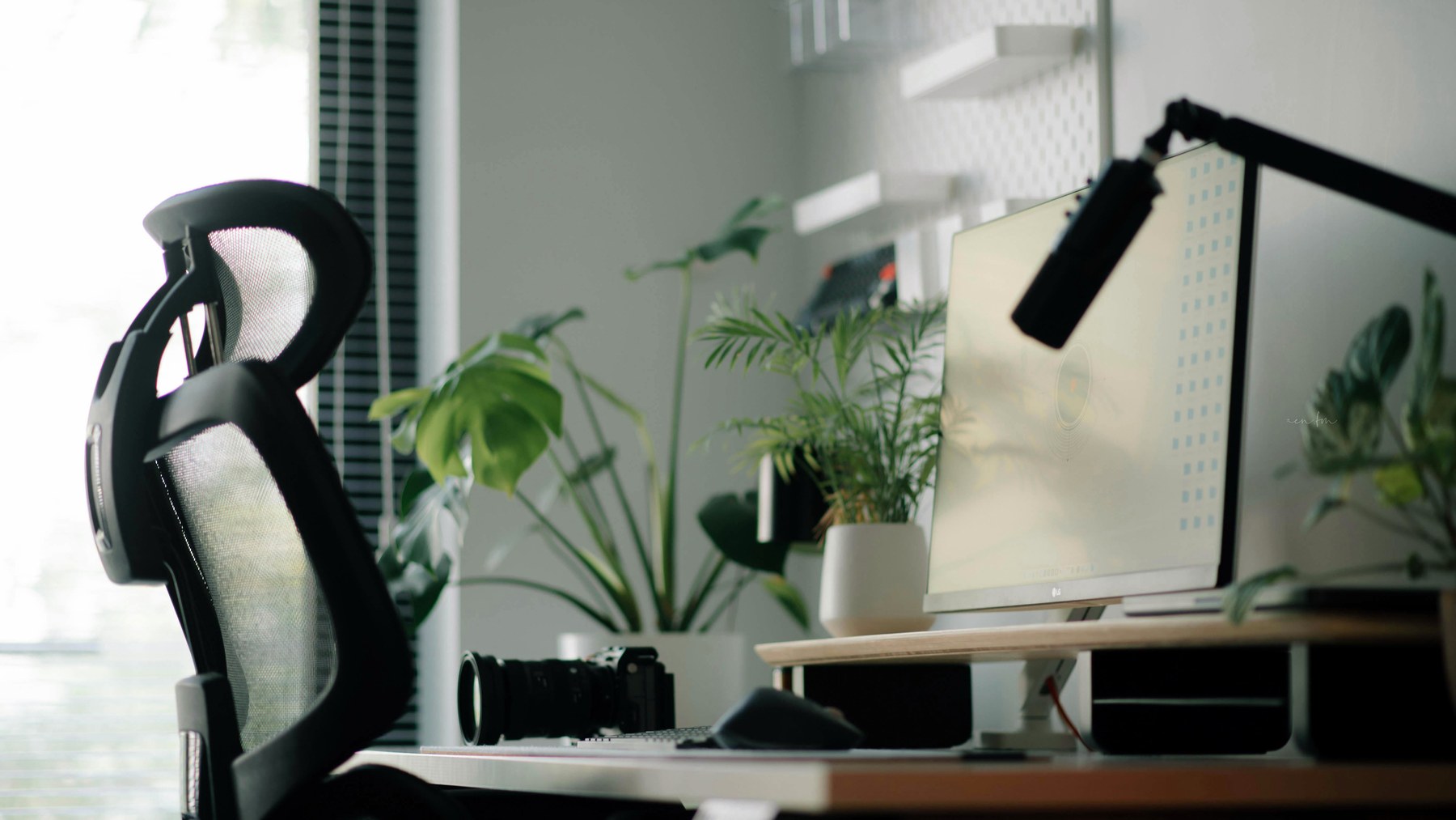 Why Your Standing Desk Wobbles and What to Check