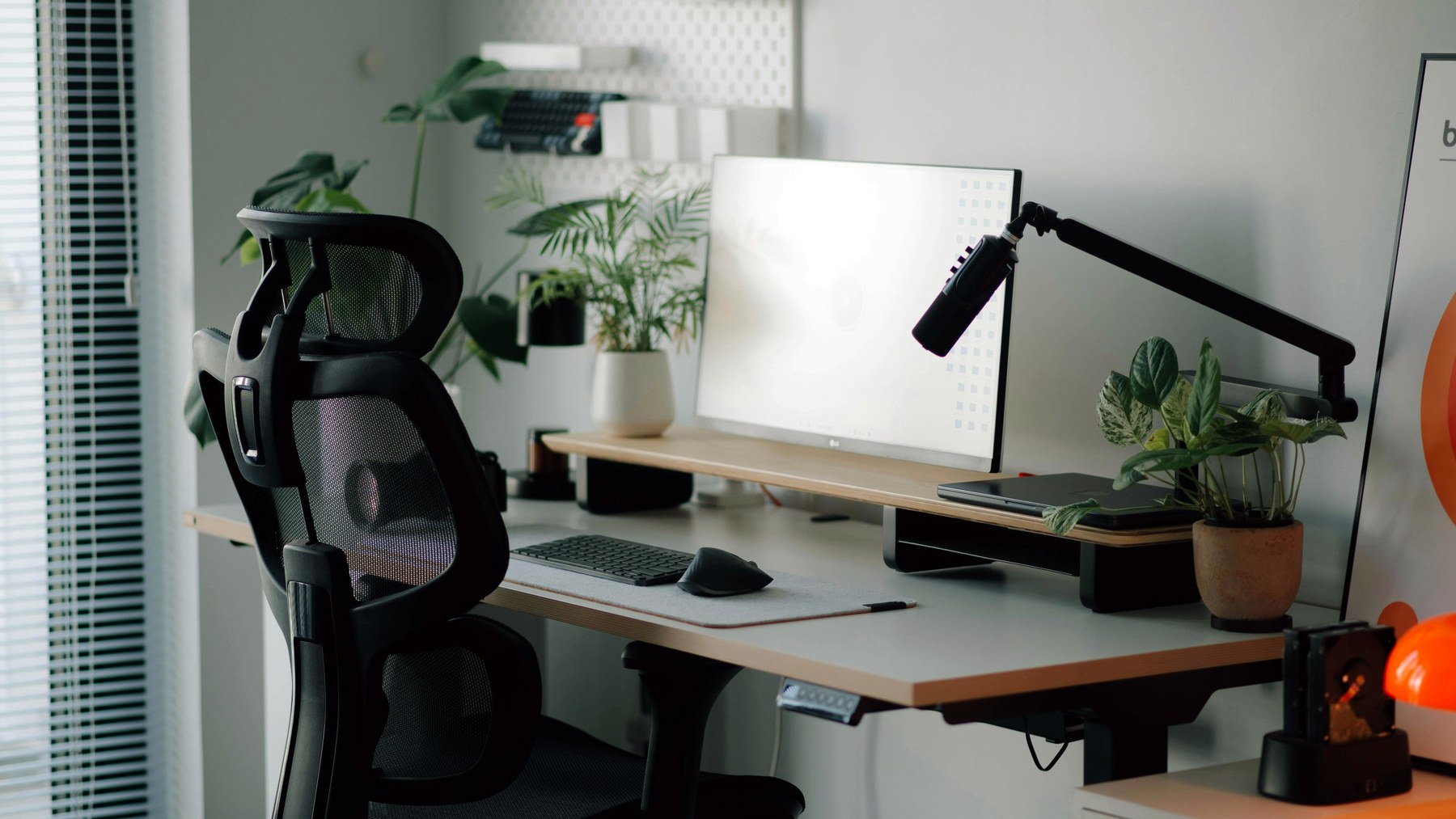 Why Your Desk Setup Feels Good for One Hour Only
